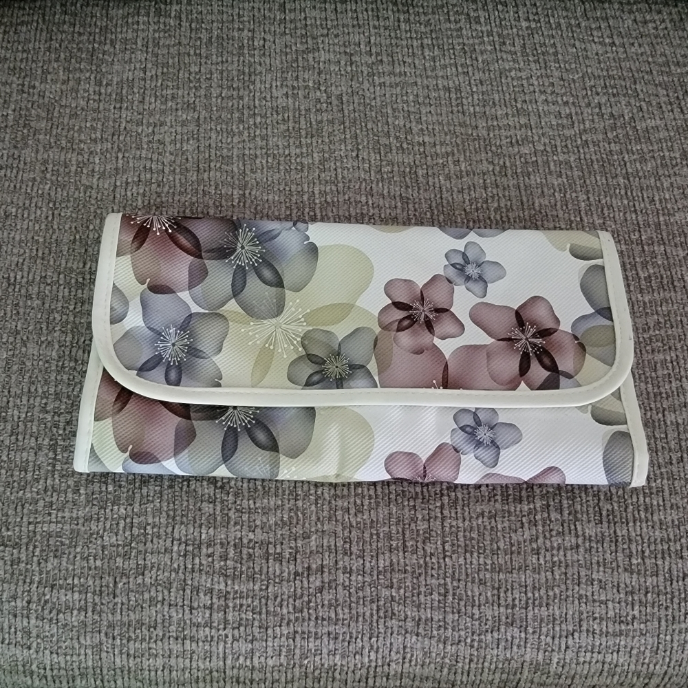 Floral makeup brush holder